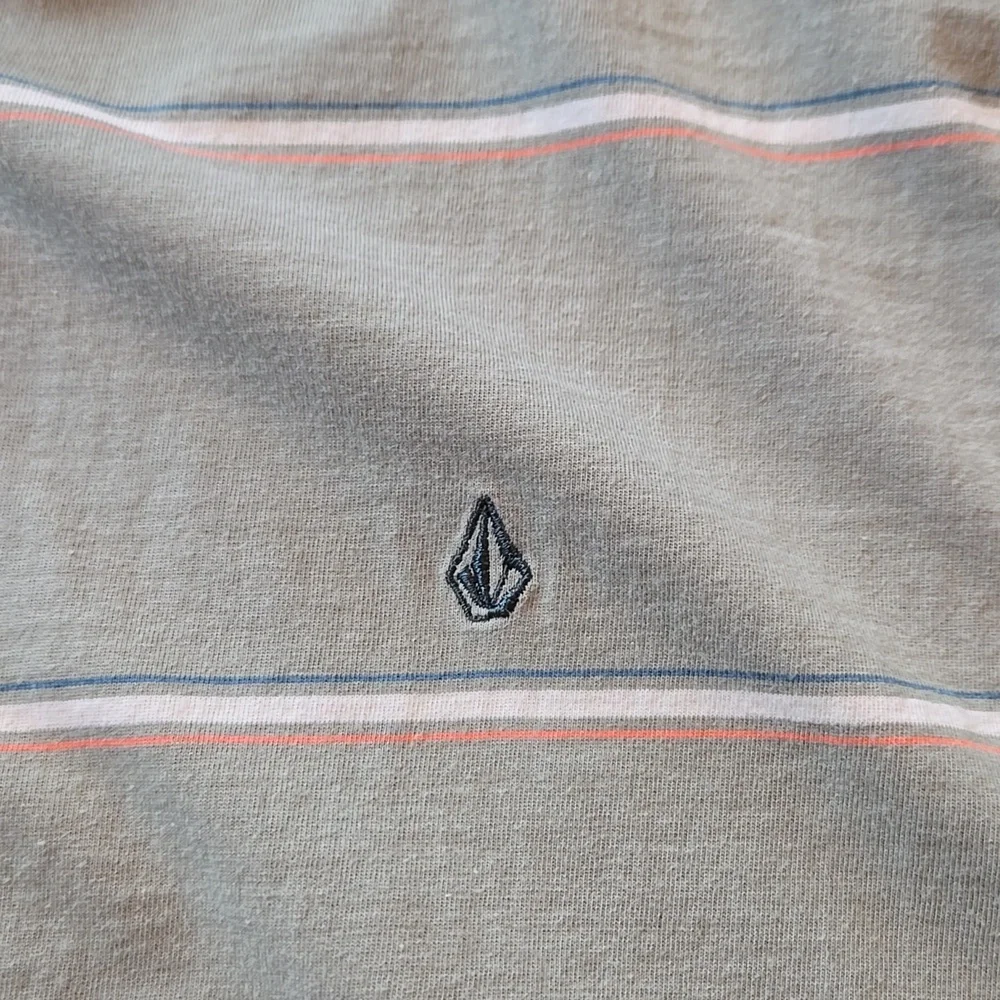 LIKE NEW! Men's VOLCOM Shirt Size L - Picture 2 of 3